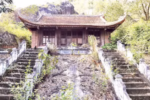 Nhiều hạng mục tại Di tích lịch sử-văn hóa cấp quốc gia núi Lam Thành đang bị xuống cấp, bỏ hoang. 