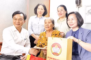 Đoàn công tác Ban Thường trực Ủy ban Mặt trận Tổ quốc Việt Nam Thành phố Hà Nội tặng quà cho gia đình thương binh Nguyễn Ngọc Châu ở thôn An Nha, xã Cồn Tiên (Ảnh NGUYỄN LOAN) 