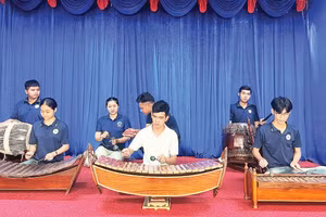 Sinh viên học biểu diễn các nhạc cụ truyền thống của đồng bào dân tộc Khmer.