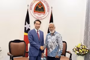 Đại biện Việt Nam tại Timor-Leste Phạm Bình Đàm chào xã giao Thủ tướng Timor-Leste Xanana Gusmão. (Ảnh do Đại sứ quán Việt Nam tại Timor-Leste cung cấp)