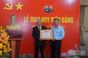 Đồng chí Ngô Chí Cường, Ủy viên Trung ương Đảng, Bí thư Tỉnh ủy, Chủ tịch Hội đồng nhân dân tỉnh Đồng Tháp (bên phải) trao Huy hiệu 55 tuổi Đảng cho đồng chí Huỳnh Minh Đoàn đợt 2/9/2026. (Ảnh: HỮU NGHĨA)