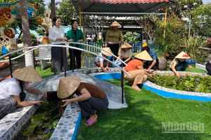 Giáo viên Trường Mầm non Vĩnh Kim vệ sinh trường lớp chuẩn bị cho năm học mới. (Ảnh: THU THỦY)