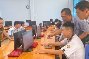 Nhiều thí sinh phấn khởi với điểm thi của mình. 