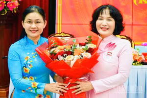 Đồng chí Tôn Ngọc Hạnh, Ủy viên Trung ương Đảng, Phó Bí thư Thường trực Thành ủy, Chủ tịch Hội đồng nhân dân thành phố Đồng Nai tặng hoa chúc mừng đồng chí Nguyễn Thị Cát Tiên được bầu giữ chức Phó Chủ tịch Ủy ban nhân dân thành phố Đồng Nai.