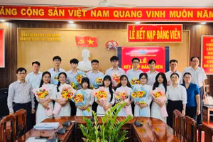 Đảng bộ Trường trung học phổ thông Long Khánh tổ chức kết nạp 13 học sinh ưu tú vào Đảng.