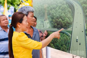 Người dân xem phối cảnh tuyến đường trên cao xuyên rừng Mã Đà.