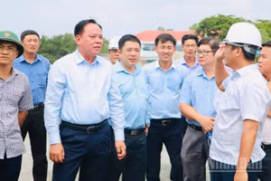 Đồng chí Võ Tấn Đức, Phó Bí thư Thành ủy, Trưởng Ban Chỉ đạo thực hiện công tác bồi thường, giải phóng mặt bằng và hỗ trợ tái định cư thành phố Đồng Nai kiểm tra công tác giải phóng mặt bằng, tiến độ dự án trên địa bàn xã Phước An.