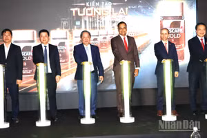 Các đại biểu thực hiện nghi thức vận hành dây chuyền đóng gói cà-phê hòa tan trong hũ thủy tinh tại Nhà máy Nestlé Trị An. (Ảnh: THIÊN VƯƠNG)