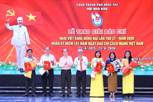 Ban tổ chức trao giải cho các tác giả đoạt Giải báo chí Ngòi viết vàng Đồng Nai lần thứ 37