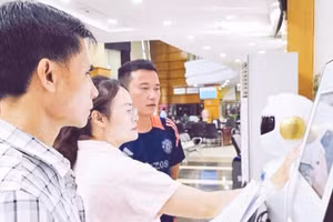 Cán bộ hướng dẫn, hỗ trợ công dân đăng nhập yêu cầu giải quyết hồ sơ hành chính qua ki-ốt thông minh.