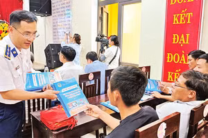 Tuyên truyền chống IUU cho ngư dân phường Thuận An, thành phố Huế (Ảnh NAM TRUNG)