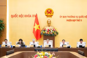 Chủ tịch Quốc hội Trần Thanh Mẫn, Phó Chủ tịch Thường trực Quốc hội Đỗ Văn Chiến và các Phó Chủ tịch Quốc hội tại phiên họp sáng 17/8. (Ảnh: Media Quốc hội)