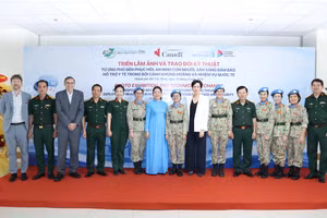Các đại biểu tham dự chương trình Triển lãm ảnh và trao đổi kỹ thuật “Từ ứng phó đến phục hồi: An ninh con người, sẵn sàng bảo đảm và hỗ trợ y tế trong bối cảnh khủng hoảng và nhiệm vụ quốc tế”. (Ảnh: BTC)