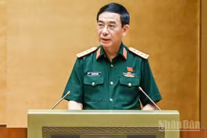 Đại tướng Phan Văn Giang, Phó Thủ tướng, Bộ trưởng Quốc phòng trình bày báo cáo tiếp thu, giải trình và chỉnh lý dự thảo Luật trước khi Quốc hội biểu quyết thông qua. (Ảnh: DUY LINH)