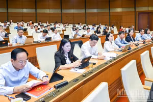 Các đại biểu Quốc hội dự phiên họp ở hội trường ngày 23/8. (Ảnh: DUY LINH)