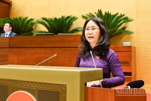 Bộ trưởng Văn hóa, Thể thao và Du lịch Lâm Thị Phương Thanh trình bày báo cáo giải trình, tiếp thu, chỉnh lý dự thảo Nghị quyết tại phiên họp. (Ảnh: DUY LINH)