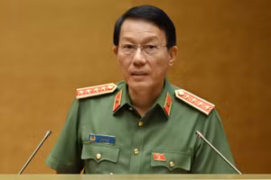Bộ trưởng Công an, Đại tướng Lương Tam Quang trình bày tờ trình. (Ảnh: THỦY NGUYÊN)