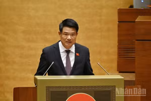 Viện trưởng Viện Kiểm sát nhân dân tối cao Nguyễn Huy Tiến trình bày tờ trình tóm tắt dự án Bộ luật Tố tụng hình sự (sửa đổi). (Ảnh: THỦY NGUYÊN)