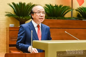 Chủ nhiệm Ủy ban Pháp luật và Tư pháp Phan Chi Hiếu báo cáo tóm tắt tiếp thu, giải trình, chỉnh lý dự thảo Nghị quyết. (Ảnh: DUY LINH)