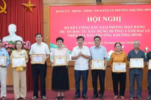 Phường Khương Đình khen thưởng các cá nhân có nhiều đóng góp trong công tác giải phóng mặt bằng. 