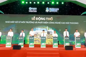 Các đại biểu thực hiện nghi lễ động thổ Nhà máy xử lý môi trường và phát điện công nghệ cao Núi Thoong. 