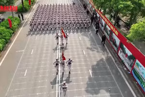 [Video] Người dân Thủ đô chào đón các khối tổng hợp luyện diễu binh, diễu hành lần thứ nhất của sự kiện A80