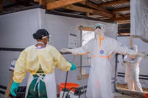 Các nhân viên y tế tiến hành khử trùng tại một trung tâm điều trị Ebola ở Bunia, thủ phủ của tỉnh Ituri, CHDC Congo. (Ảnh: Tân Hoa xã)