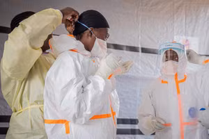 Các nhân viên y tế tại một trung tâm điều trị Ebola ở Bunia, tỉnh Ituri, CHDC Congo. (Ảnh: Tân Hoa xã)