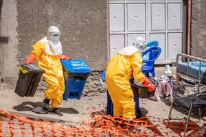 Các nhân viên y tế tại một trung tâm điều trị Ebola ở Goma, CHDC Congo. (Ảnh: Tân Hoa xã) 