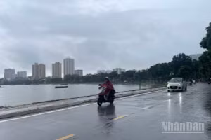 Dự báo khu vực Hà Nội có lúc có mưa rào và dông. (Ảnh minh họa: Đ.T)