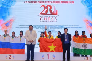 Phương Anh (ở giữa nâng cúp) tỏa sáng với Giải vô địch cờ vua trẻ châu Á năm 2026 diễn ra tại Thâm Quyến (Trung Quốc). (Ảnh: Nguyễn Hạnh)