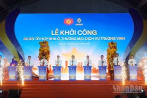 Các đại biểu thực hiện nghi thức khởi công dự án. ( Ảnh: Đ.P)