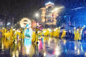 Mặc dù mưa lớn, tuy nhiên các nghệ sĩ, người dân đều cháy hết mình đêm diễu hành Carnival Nghệ An 2026. (Ảnh: Đ.P)