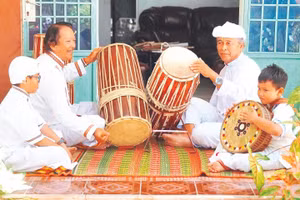Các nghệ nhân dân tộc Chăm truyền dạy nghệ thuật trống truyền thống trong hoạt động “Bản hòa ca đa sắc” của Mạng lưới Tiên phong Việt Nam.