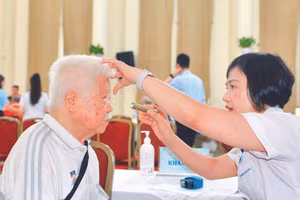 Quy hoạch mạng lưới cơ sở y tế mới chú trọng phát triển các lĩnh vực ưu tiên cho chăm sóc sức khỏe người cao tuổi, thích ứng già hóa dân số. (Ảnh: HOÀNG TRANG)