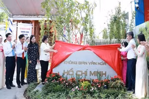 Đại diện lãnh đạo Thành phố Hồ Chí Minh và các đại biểu thực hiện nghi thức khánh thành Không gian văn hóa Hồ Chí Minh phường Bình Hưng Hòa.