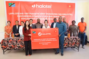 Đại sứ quán Việt Nam tại Tanzania và Halotel trao tặng phòng máy tính cho trường Kiwanja cha Ndege Dodoma CC.