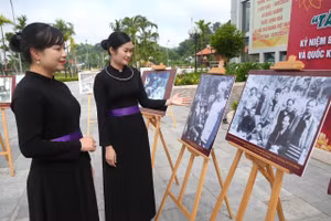 Du khách tham quan triển lãm ảnh chuyên đề “Tân Trào - 81 mùa thu cách mạng” tại Bảo tàng ATK Tân Trào, tỉnh Tuyên Quang (Ảnh: MINH TÂM)