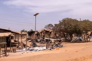Cảnh tàn phá khi các tay súng tấn công và phóng hỏa ở khu vực Woro và Nuku ở bang Kwara, Nigeria ngày 5/2/2026. (Ảnh: Anadolu Agency/TTXVN)
