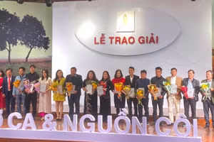 Ban tổ chức trao giải cho các tác giả trong cuộc thi “Thơ ca và nguồn cội”. (Ảnh Diên Khánh)