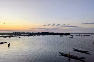 Những vòng sóng gợn giữa tà huy.
