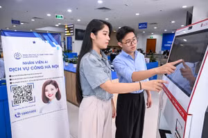 Người dân quét giấy tờ gốc, xác thực bản sao điện tử tại Kiosk thông minh, chi nhánh số 1, Trung tâm Phục vụ hành chính công thành phố Hà Nội. Ảnh: Thành Đạt