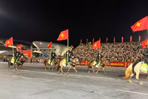 Màn biểu diễn kỵ binh của cán bộ chiến sĩ tại lễ khai mạc Hội thao. 