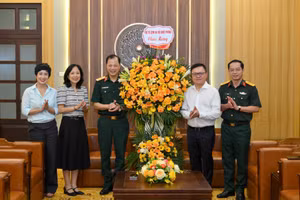 Đoàn công tác Bộ Tư lệnh 86 do Trung tướng Nguyễn Minh Thắng, Chính ủy Bộ Tư lệnh 86 làm Trưởng đoàn đã tới thăm, chúc mừng Báo Nhân Dân. (Ảnh: THẾ ĐẠI)