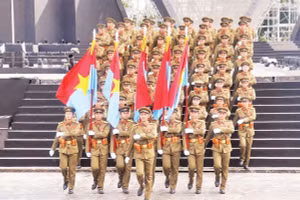 Khối sĩ quan đại diện 5 cánh quân trong một buổi tập luyện cho chương trình “Tổ quốc trong tim” 2026 (Ảnh NHẬT THÀNH)