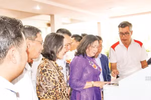 Lãnh đạo Tỉnh ủy Tây Ninh trải nghiệm các tính năng của kiosk TRAM EZYSERVE.