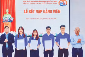 Kết nạp Đảng cho sinh viên tại Trường đại học quốc tế Hồng Bàng.