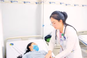 Bác sĩ Bệnh viện đa khoa Xuyên Á Tây Ninh thăm khám ca bệnh sốt xuất huyết.