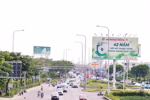 Các địa phương gấp rút bàn giao mặt bằng sạch để thành phố tổ chức khởi công dự án Nâng cấp, mở rộng Quốc lộ 1 dịp lễ 2/9 sắp tới (Ảnh THẾ ANH)
