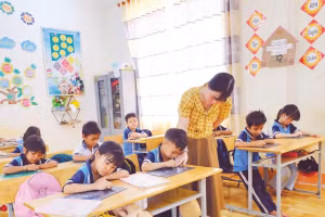 Ngoài truyền đạt kiến thức, giáo viên còn giúp các em học sinh hiểu và từ bỏ những thói quen không tốt trong sinh hoạt hằng ngày (Ảnh: Một giờ học ở Trường tiểu học Đắk Á, xã Bù Gia Mập, thành phố Đồng Nai)